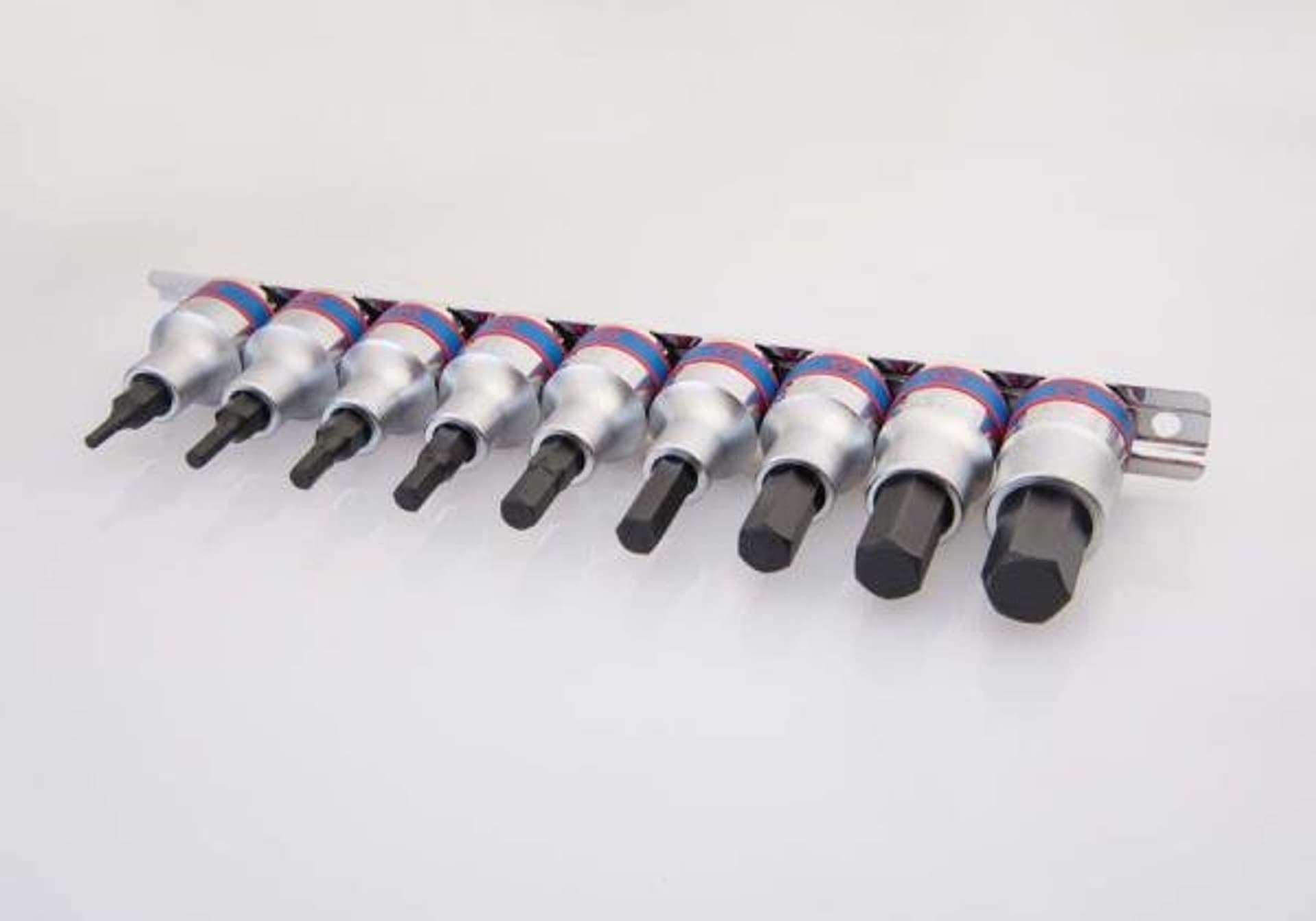 

ZESTAW NASADEK Z KOŃCÓWKĄ HEX 1/2" 9 cz. KRÓTKIE 3 - 14mm ZESTAW NA SZYNIE King Tony