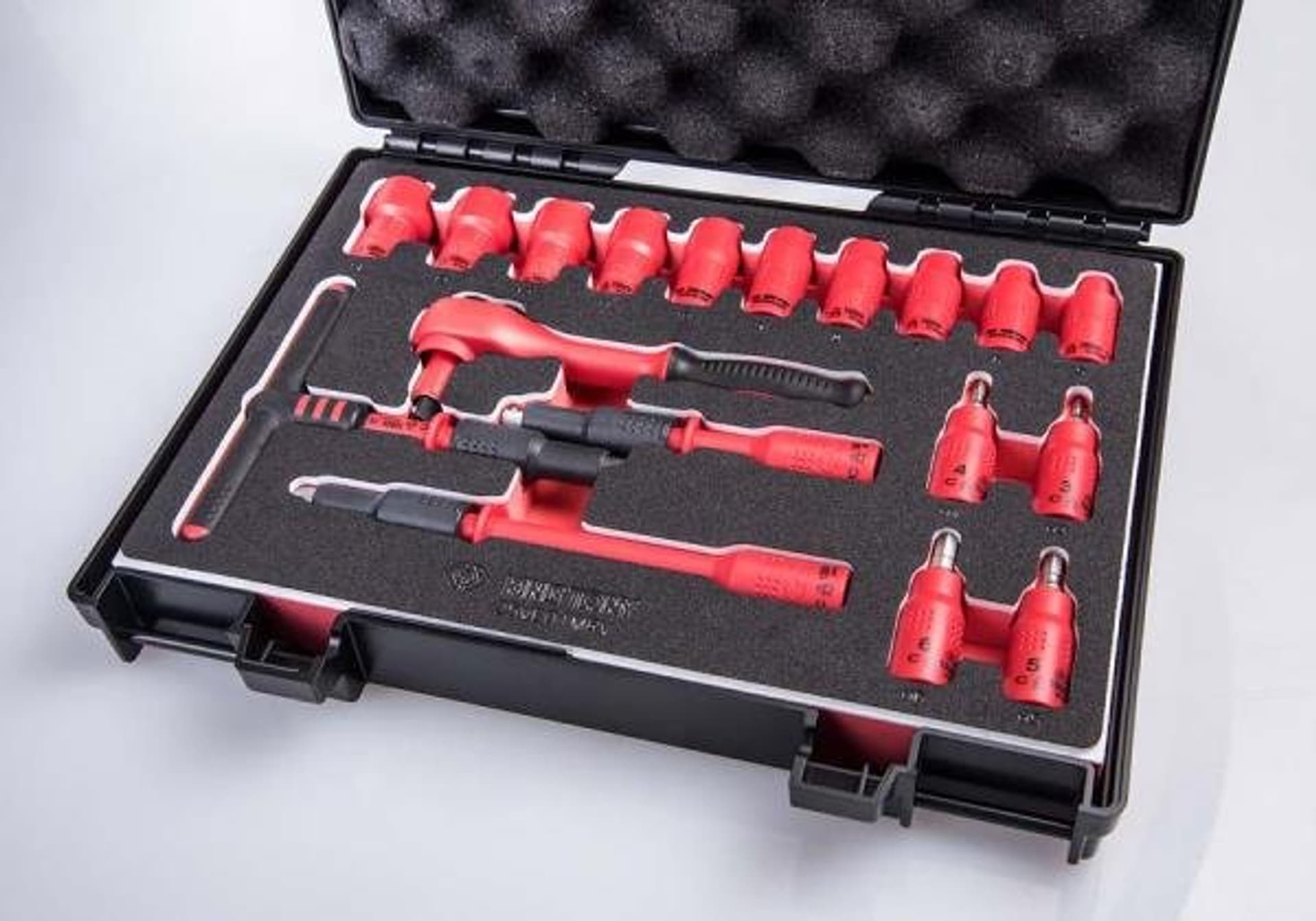 

ZESTAW NASADEK IZOLOWANYCH 1/4" 18cz. KRÓTKIE, 6-kąt. 5 - 14mm, Z AKCESORIAMI, CHROM, KASETA Z TWORZYWA King Tony