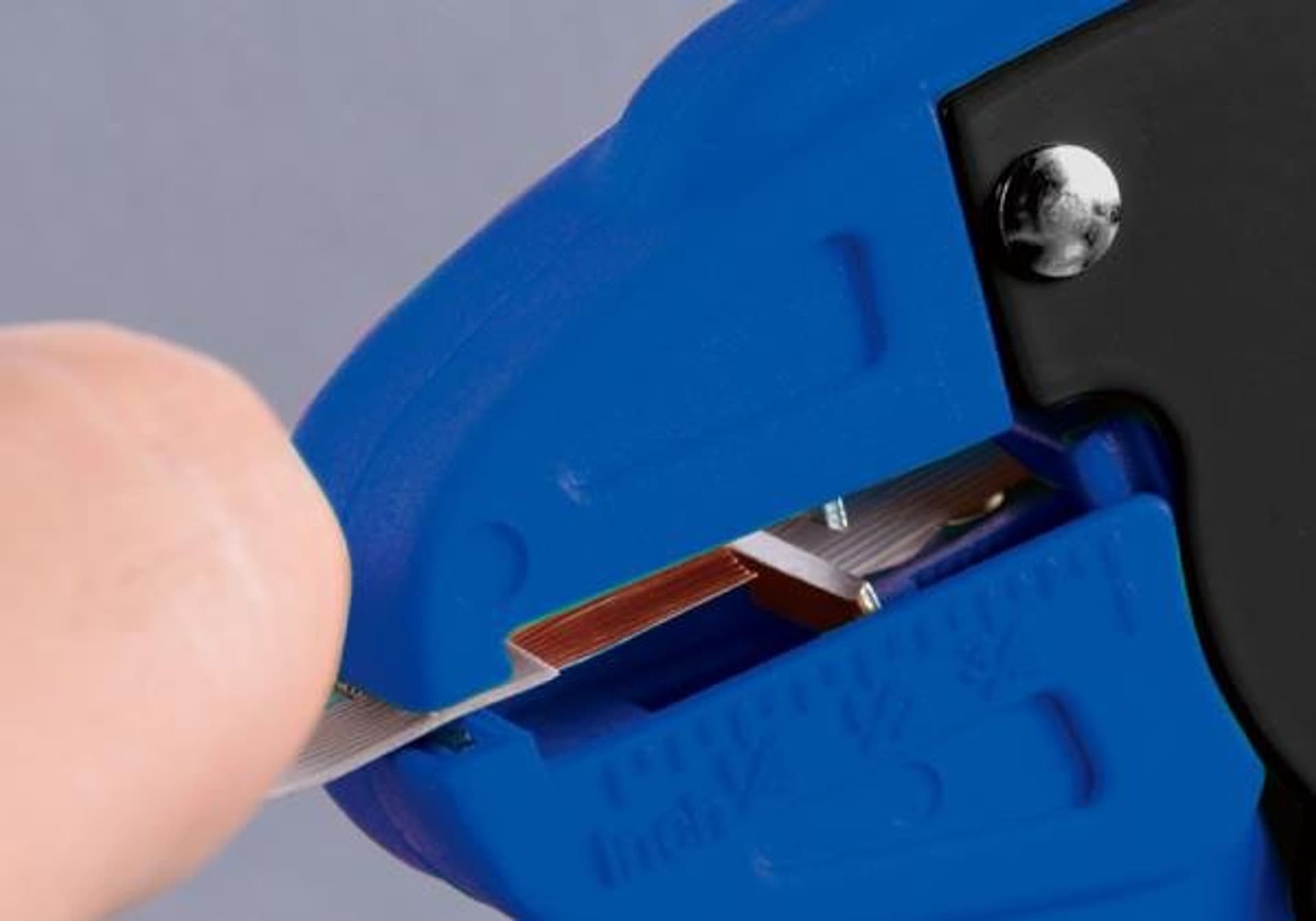 

ŚCIĄGACZ IZOLACJI Z PRZEWODÓW (0.05 - 3.5mm) King Tony, 0.05 - 3.5mm) king ton