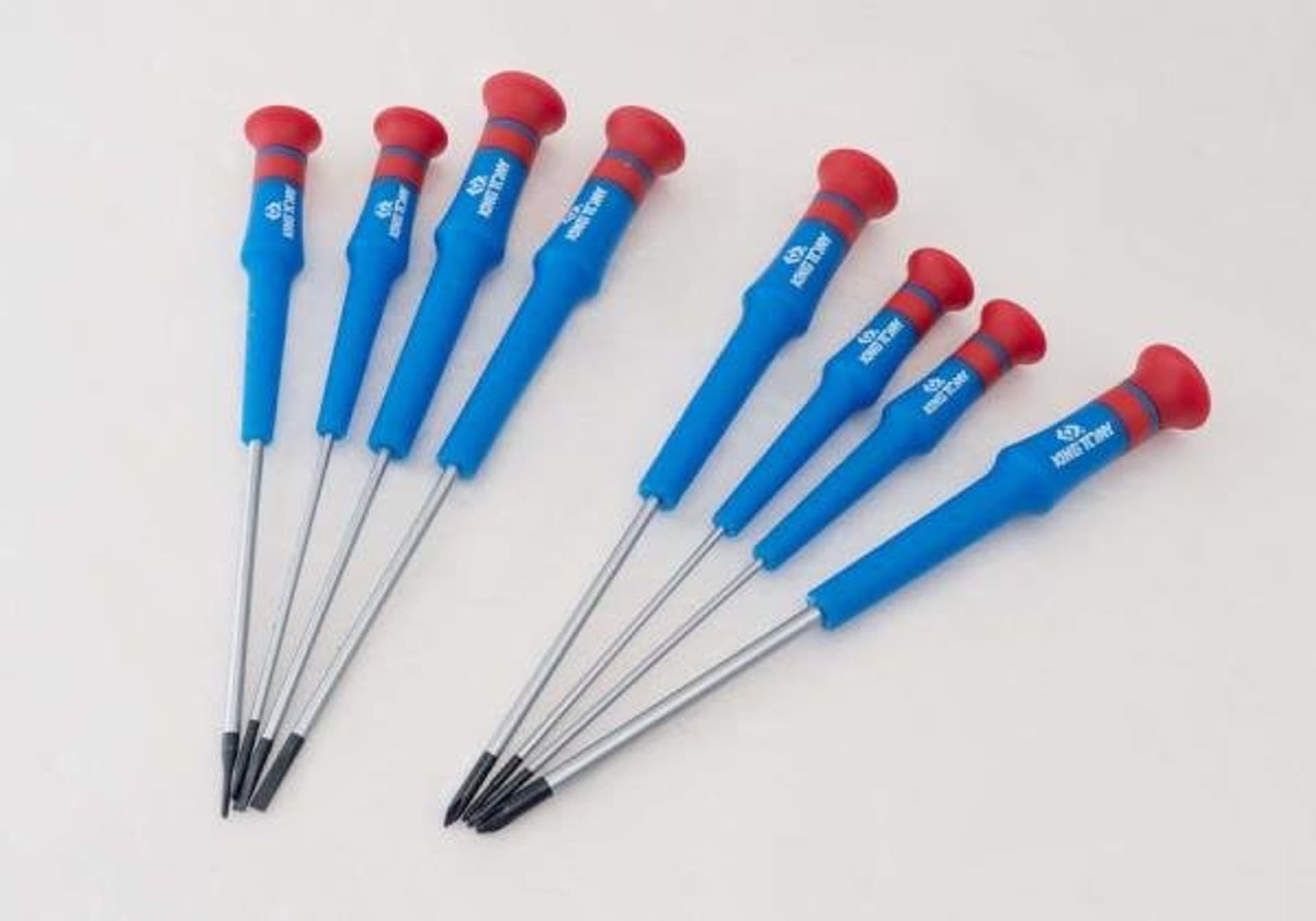 

ZESTAW WKRĘTAKÓW PRECYZYJNYCH 8cz. KRZYŻAK No.000 - 1 x 75mm, PŁASKIE 1,5 - 3,0 x 75mm, PUDEŁKO King Tony