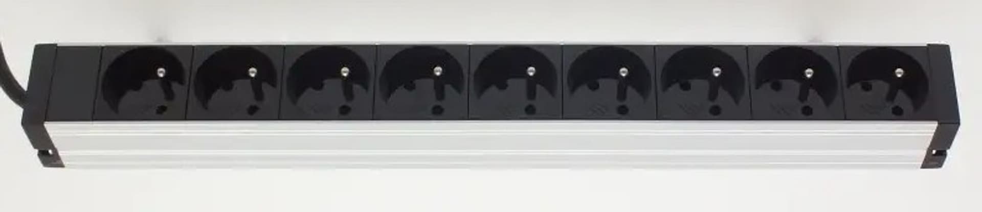 

EmiterNet Listwa zasilająca 19" 9-gn.z bolcem, kabel 3mb, wtyk IEC320 C14