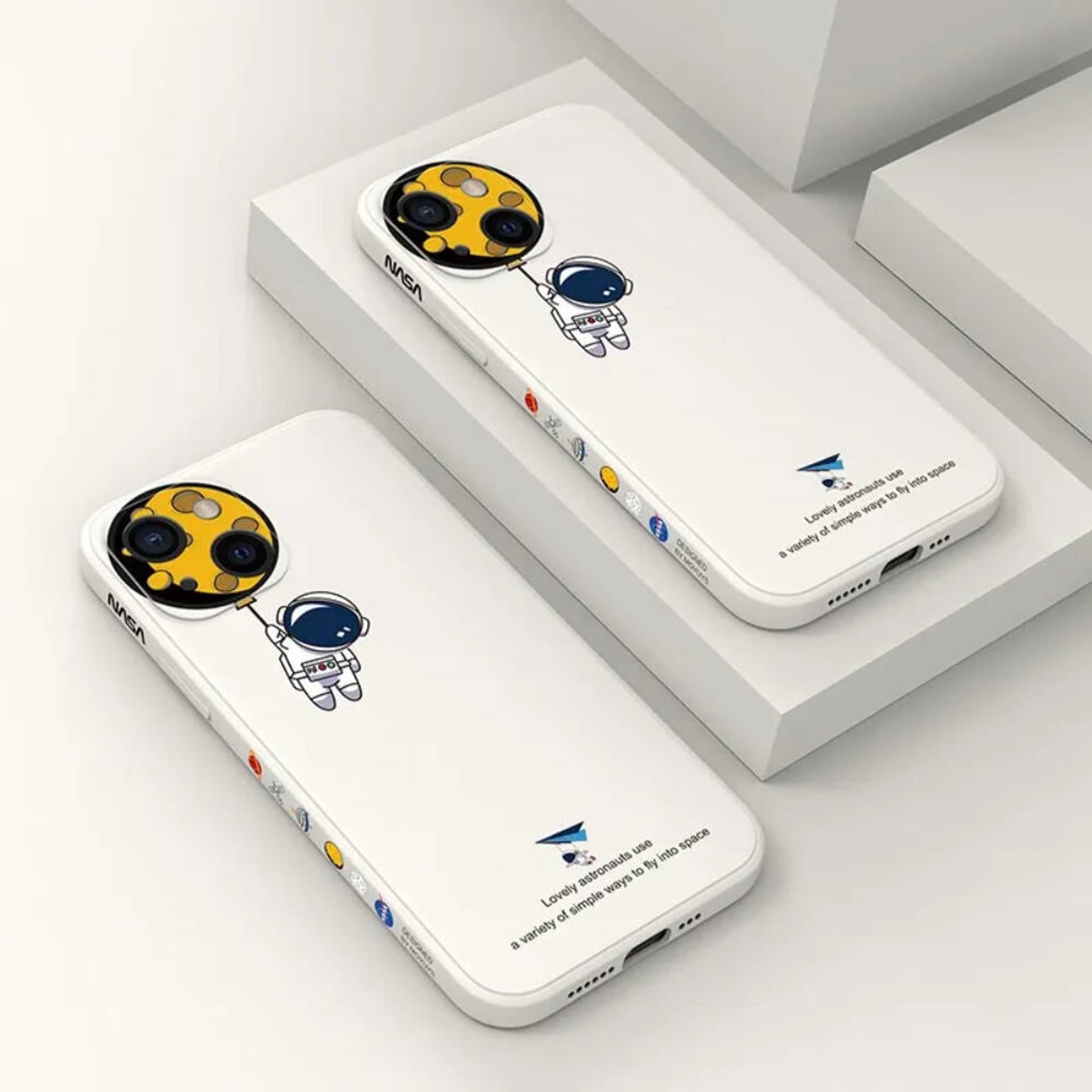 

Etui IPHONE 13 PRO MAX Astronauta NASA kremowe