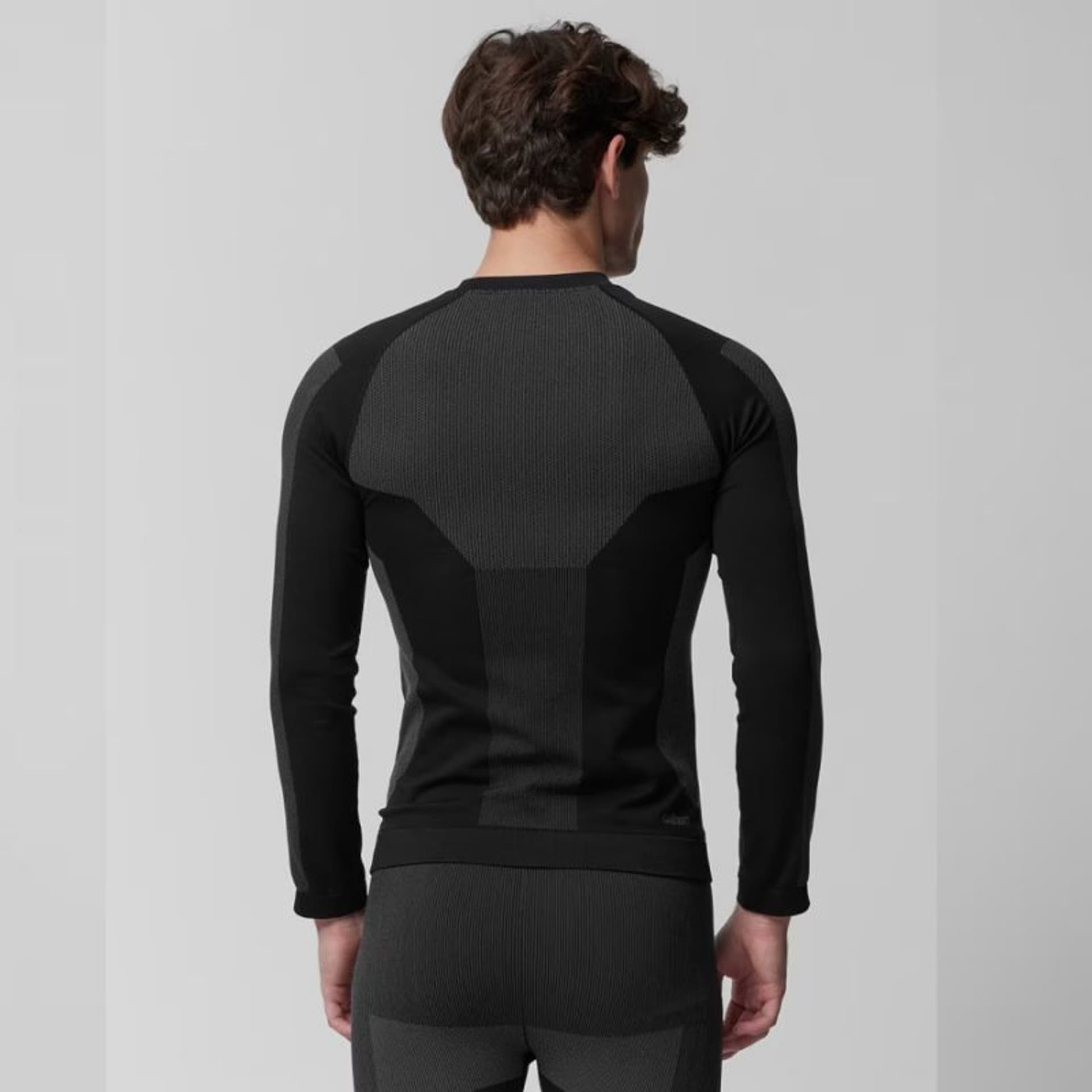 

Koszulka termoaktywna Outhorn M OTHAW23USEAM101 (kolor Czarny, rozmiar XL/XXL)