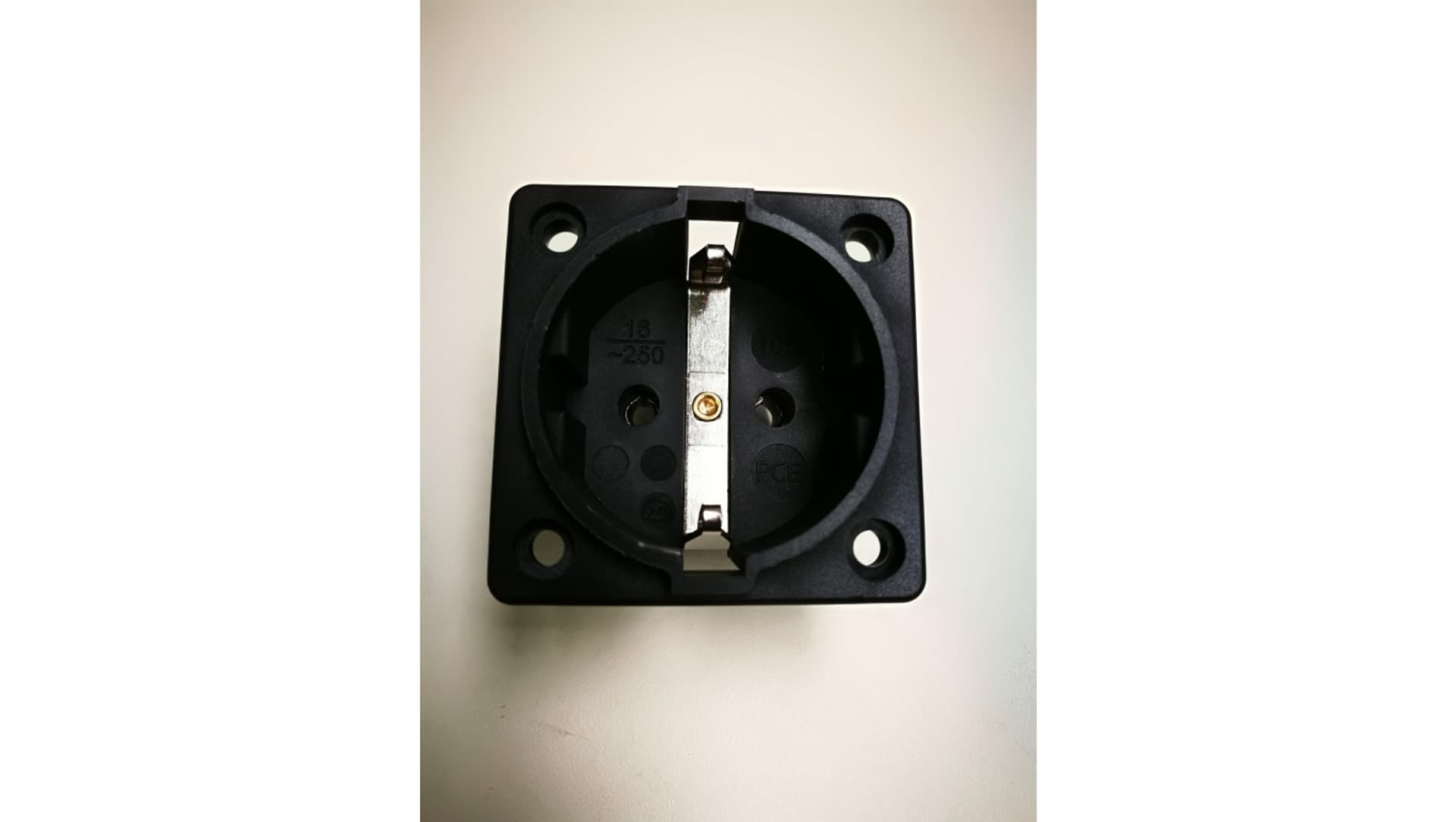 

Gniazdo tablicowe P-NOVA+ czarne 16A 2P+Z SCHUKO 10584-0s