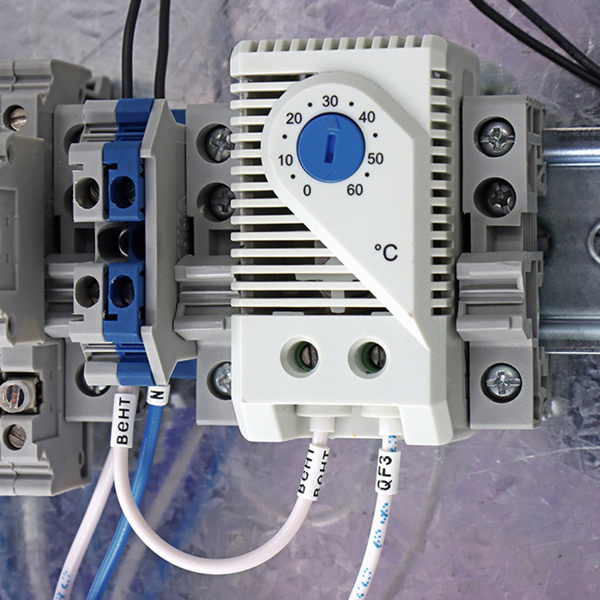 

Qoltec Termostat zamykający 10A | DIN 35