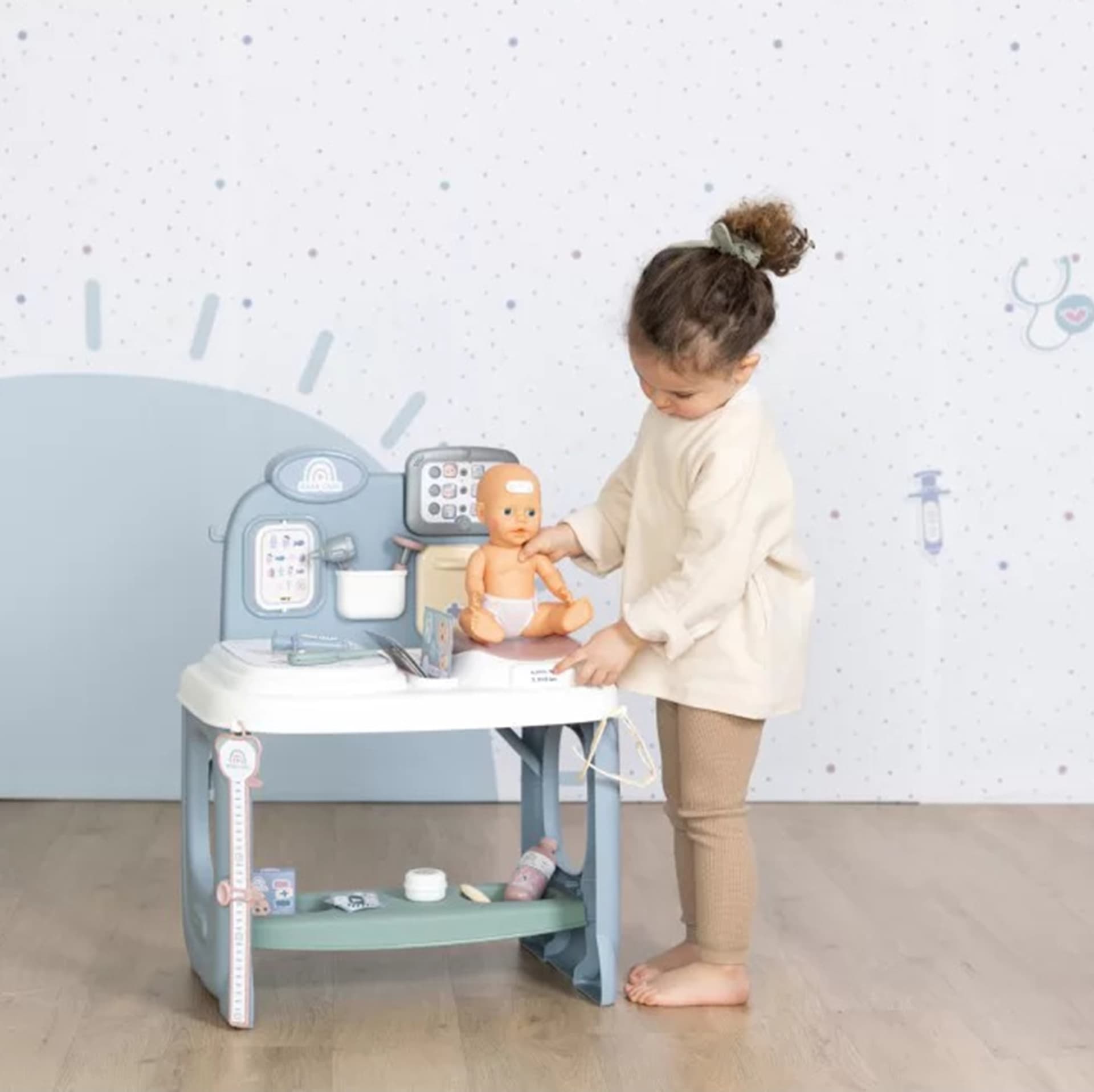 

Smoby Baby Care Centrum Medyczne Opieki dla Lalek z Elektronicznym Tabletem + 24 akc.