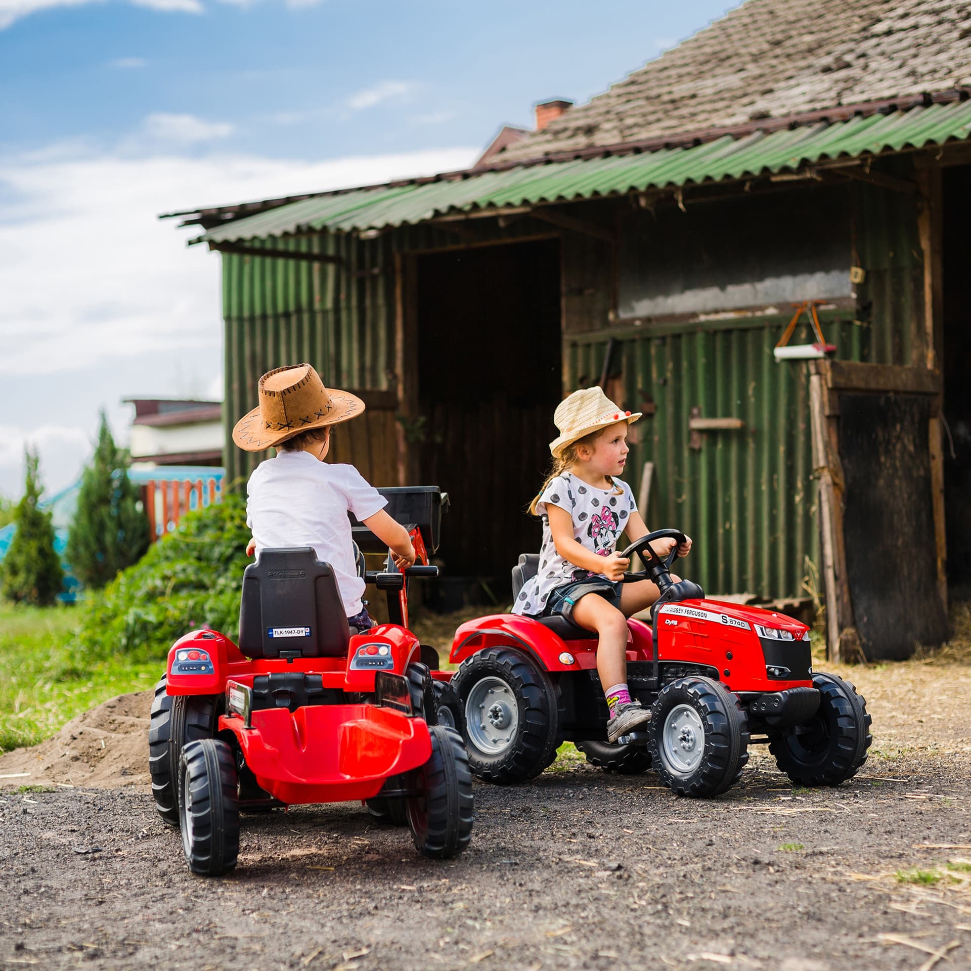 

FALK Traktor Massey Ferguson Czerwony na Pedały z Przyczepką od 3 Lat