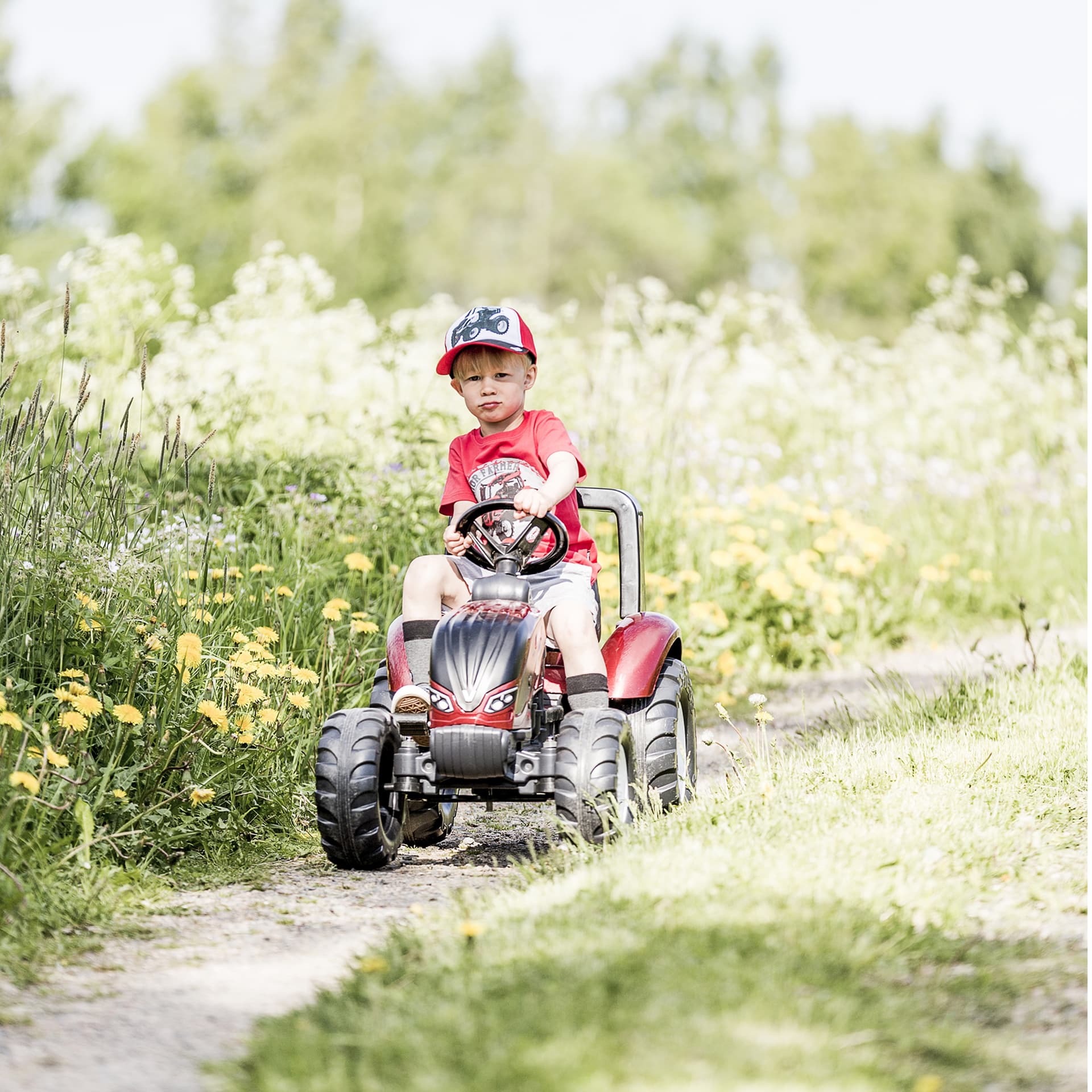 

FALK Traktorek Czerwony Valtra S4 na Pedały z Przyczepką od 3 Lat