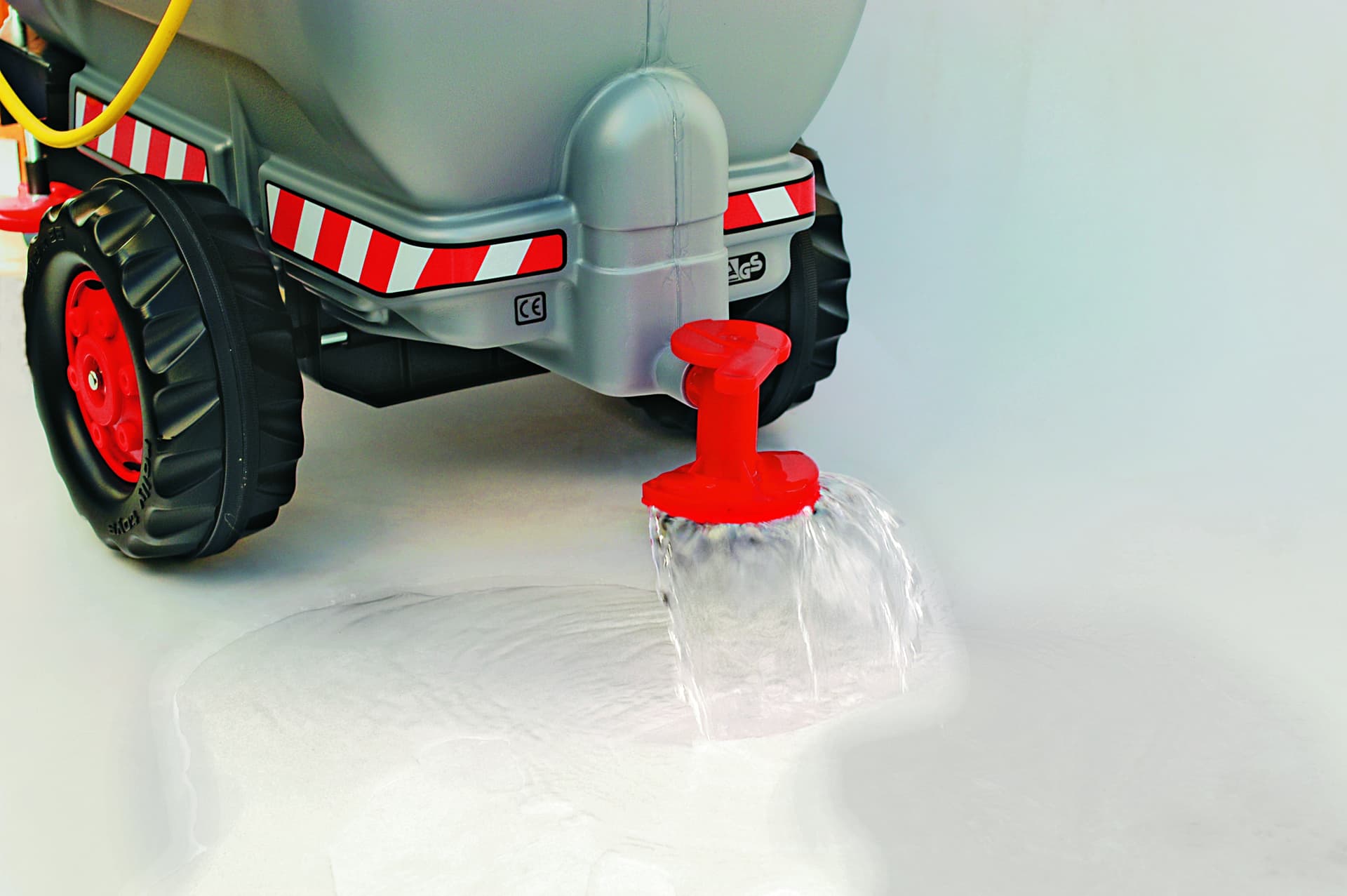 

Rolly Toys rollyTrailer Przyczepa cysterna z rozpylaczem i pompka