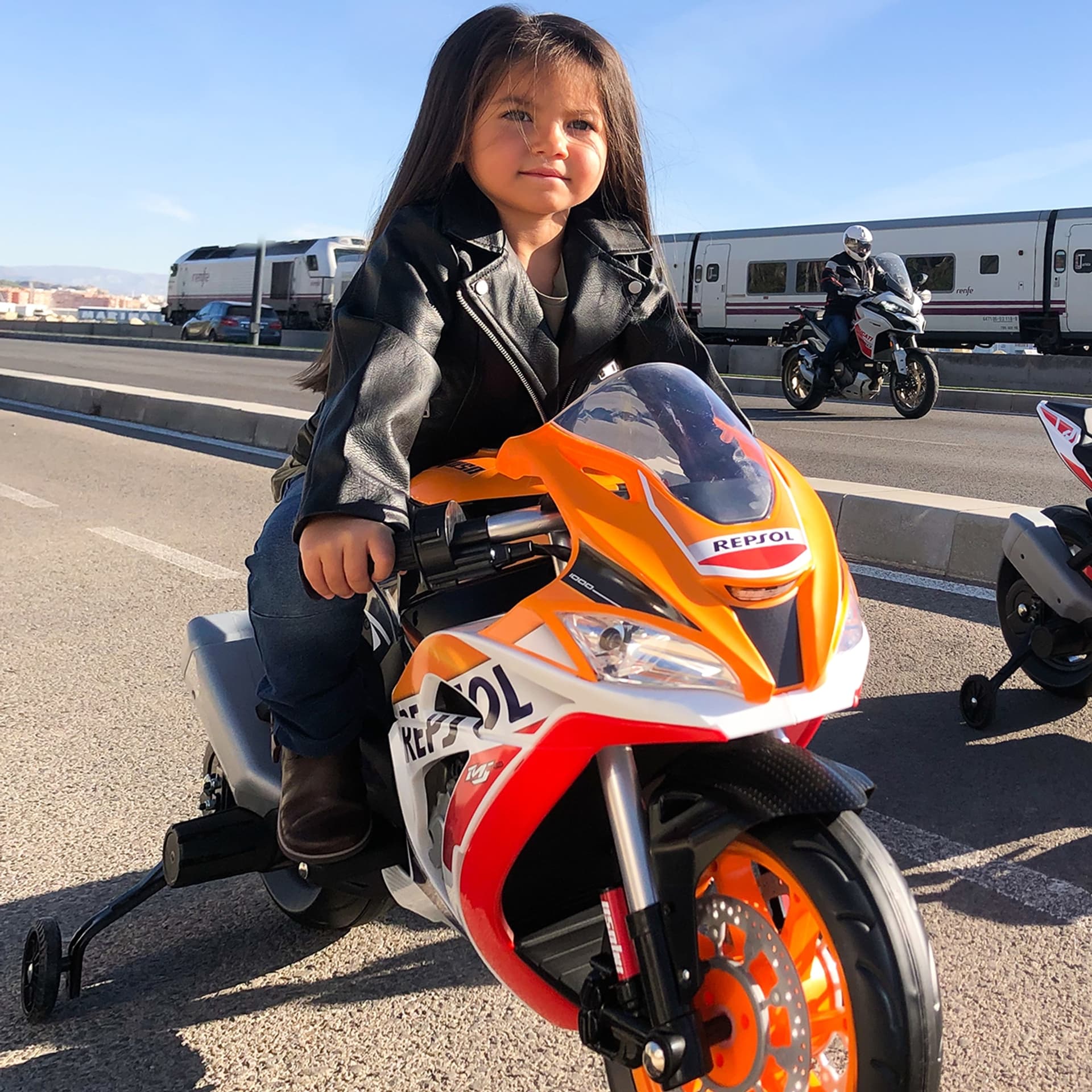 

INJUSA Honda Motor Na Akumulator Repsol 12V MP3 do 50kg