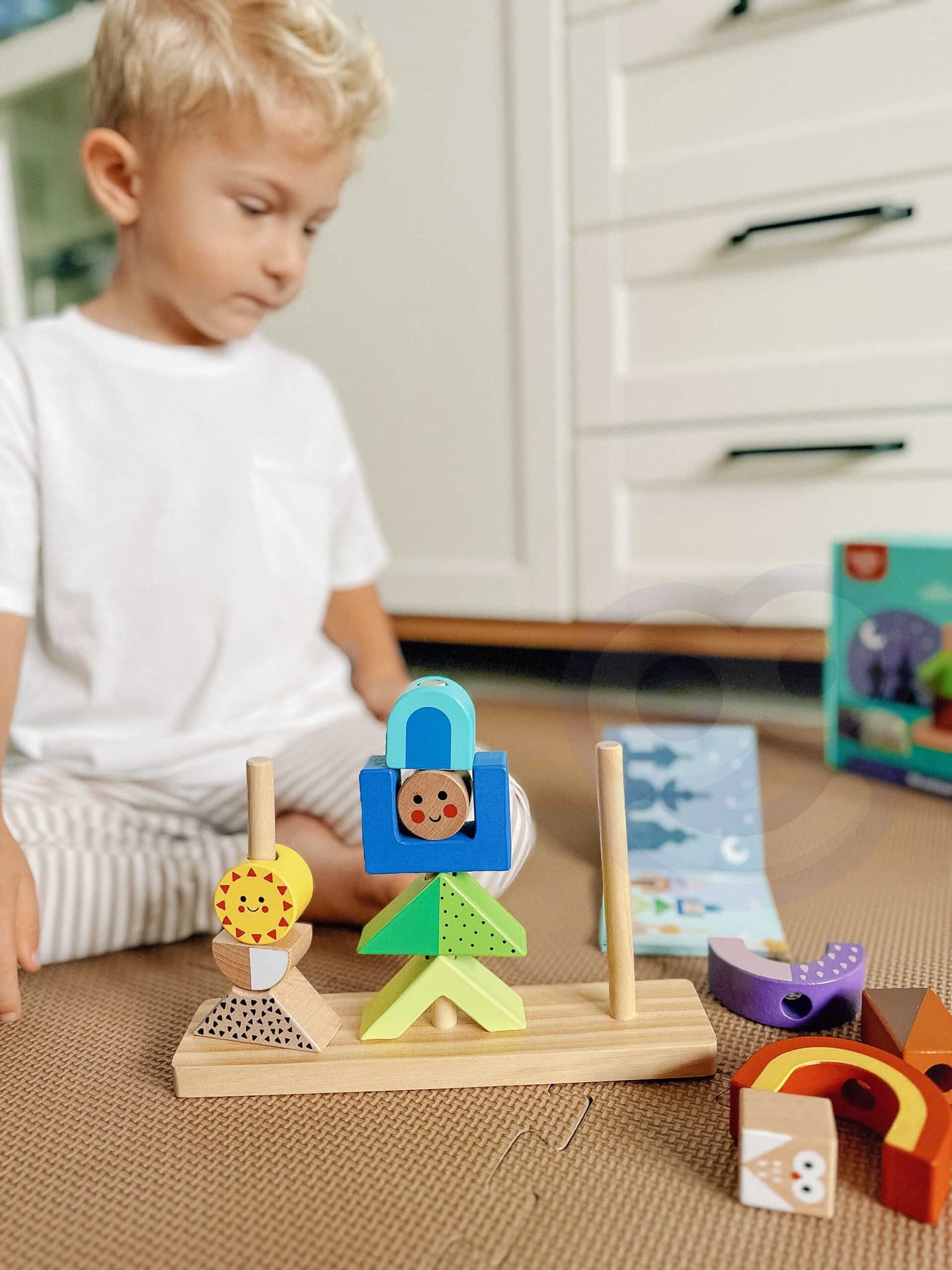 

TOOKY TOY Drewniany Sorter Las Książeczka Trzy Patyczki na Podstawce