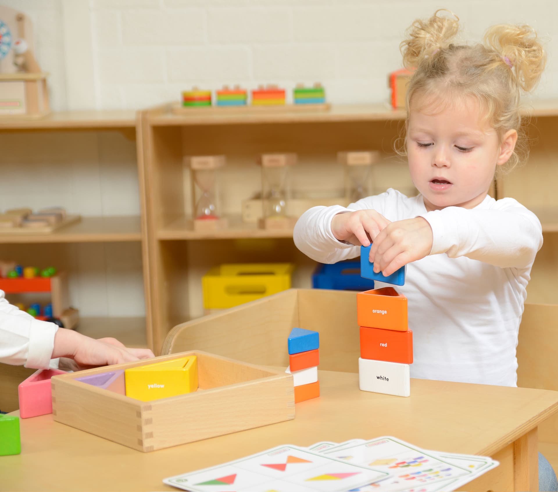 

Drewniana Gra Dla Dzieci Kolorowe Klocki i Kubeczki Trójkąty Masterkidz Montessori