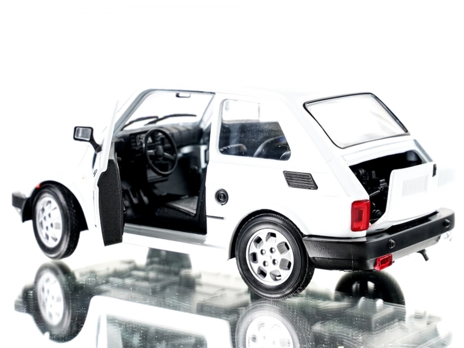 

WELLY MALUCH FIAT 126P 1:21 SAMOCHÓD KOLEKCJONERSKI biały