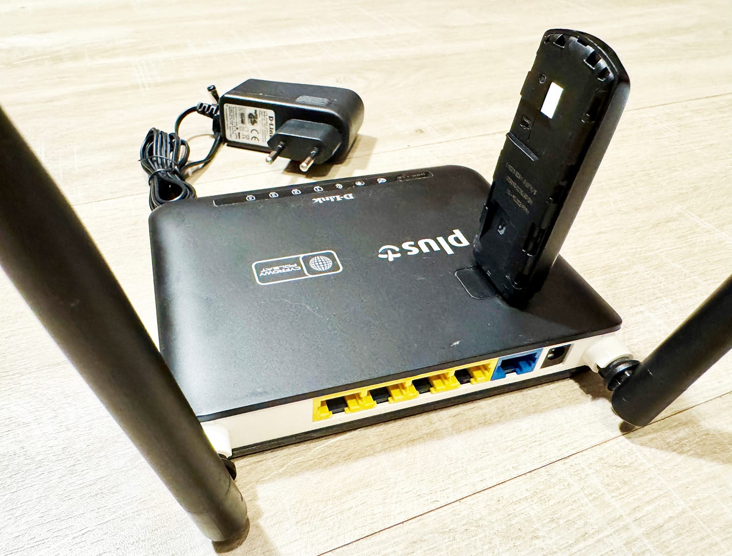 Powystawowy router wifi DWR-116 plus modem LTE Huawei E3272 - archiwum ...