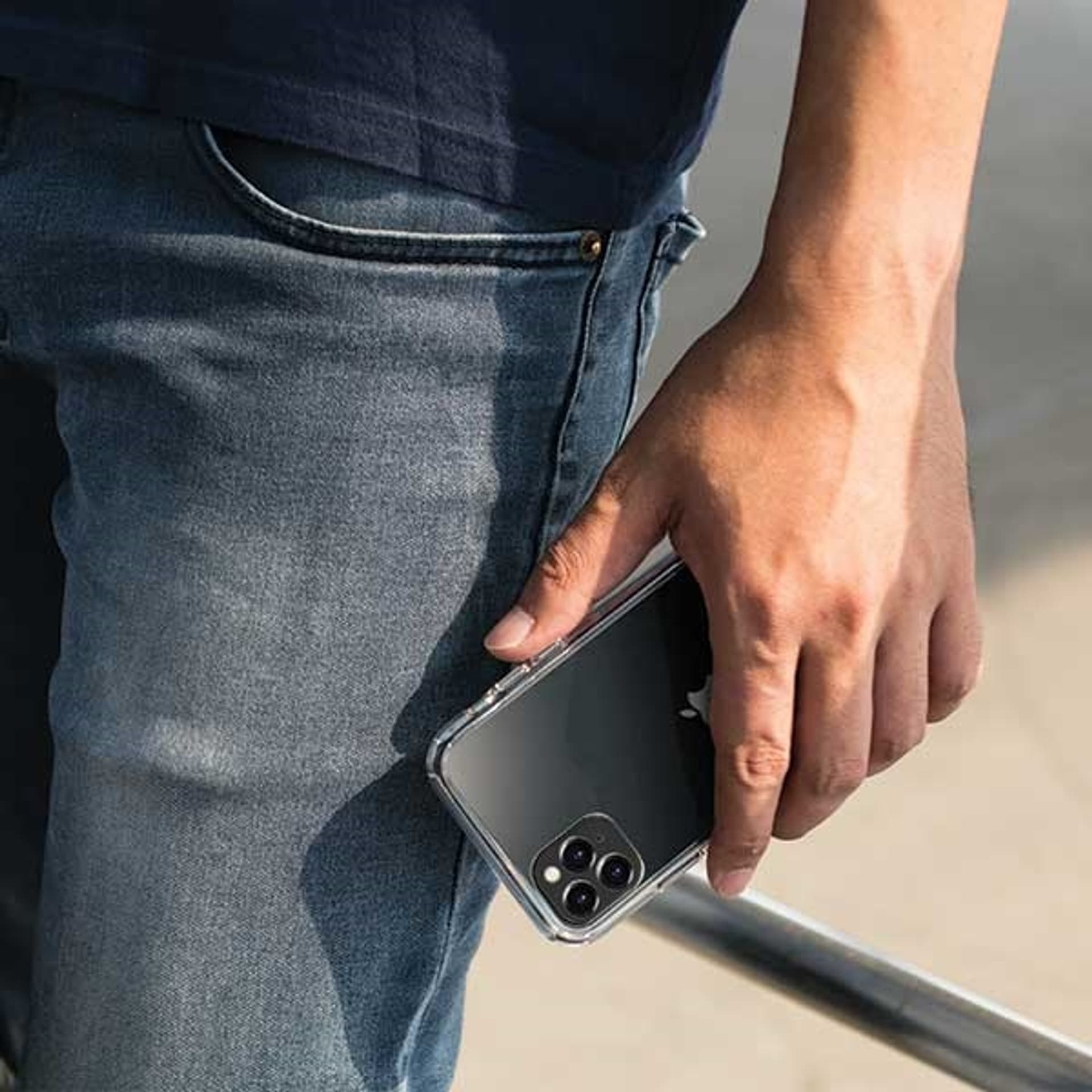 

UNIQ etui LifePro Tinsel iPhone 11 Pro Max czarny/vapour smoke