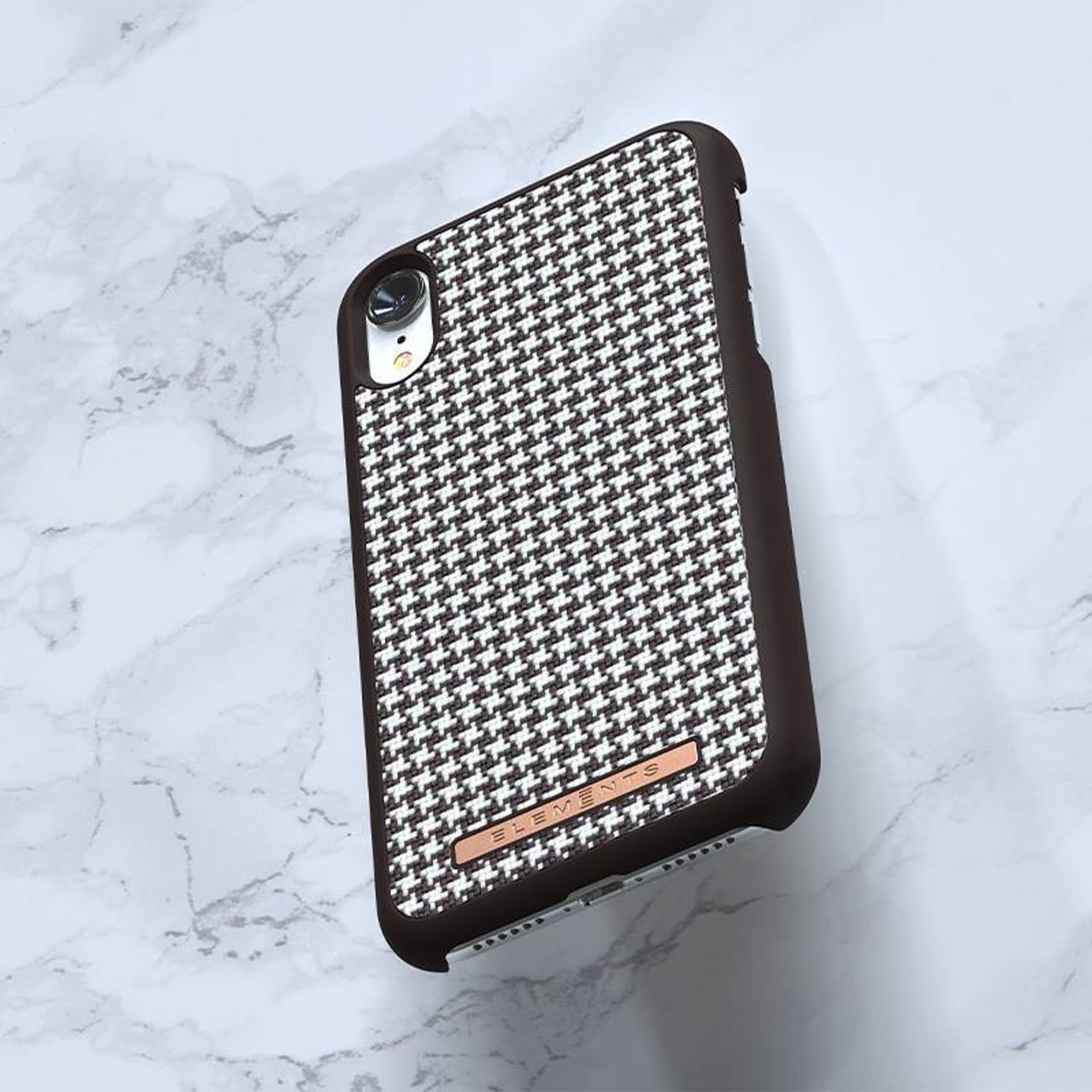 

Nordic Elements Saeson Idun - Materiałowe etui iPhone XR (Dark Brown Pattern 2)