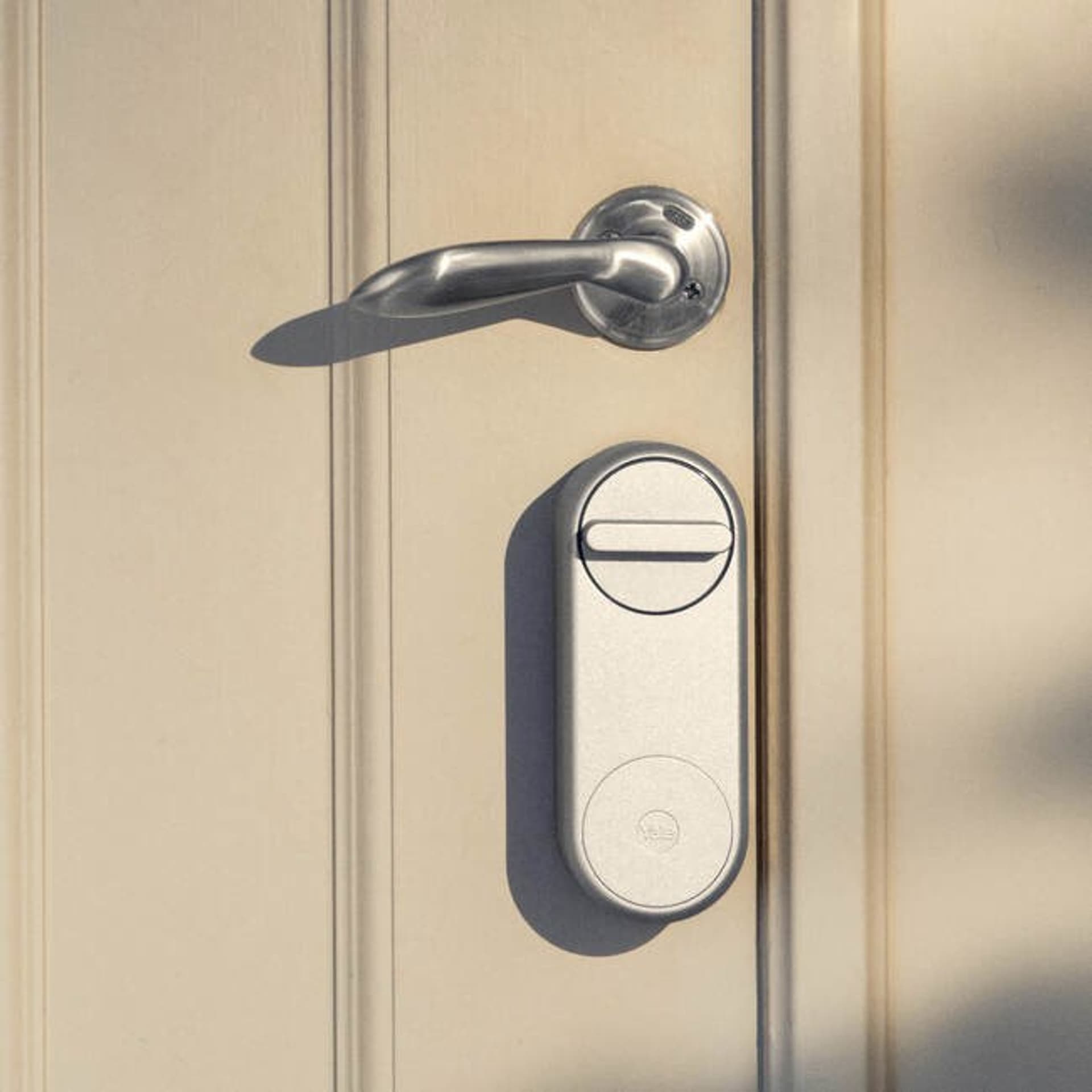 

YALE LINUS® SMART LOCK SREBRNY