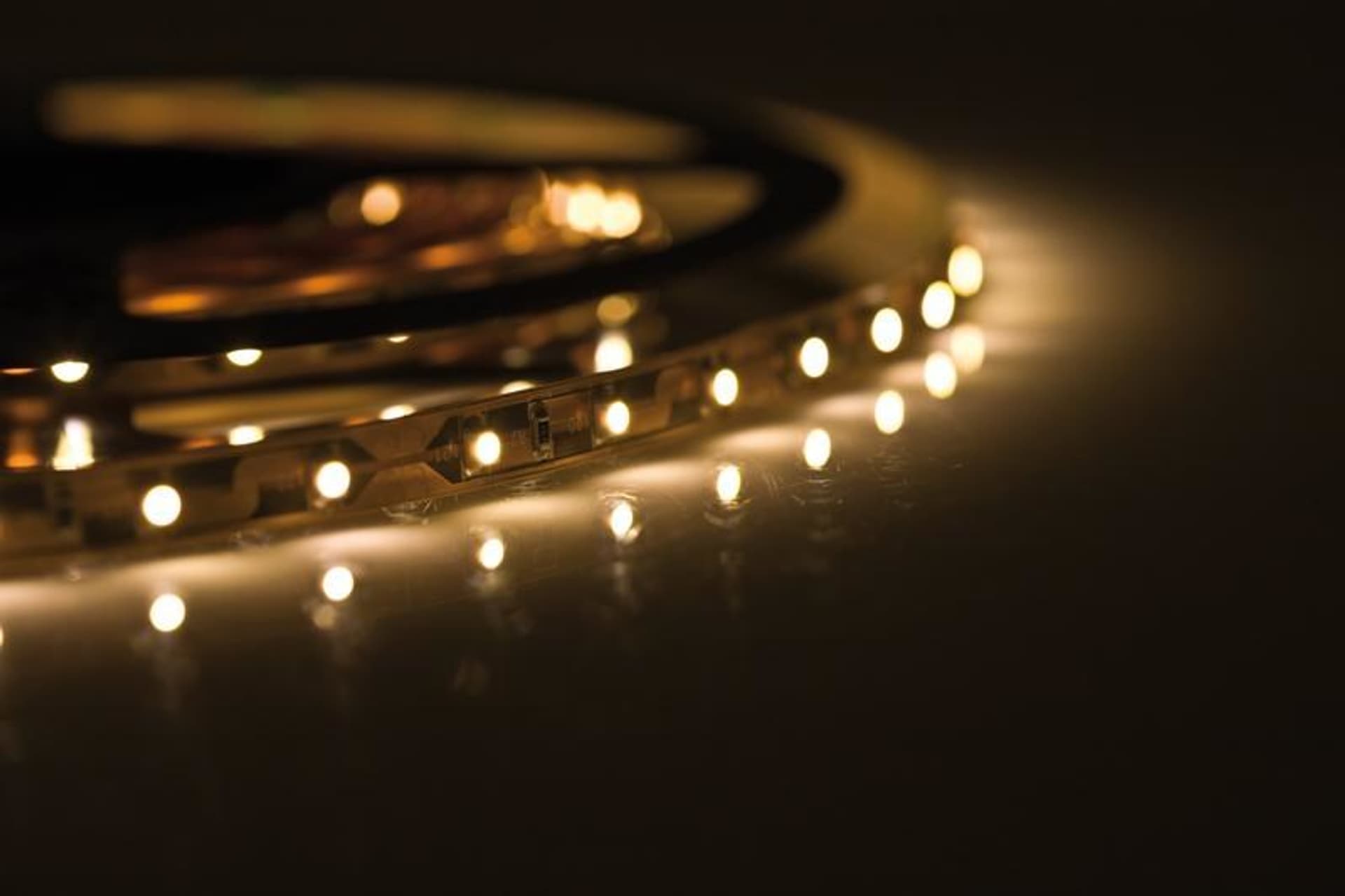 

Taśma w żelu LED Activejet AJE-Z300L3528WWI (180 lm; Biały ciepły; 5m; 4 W; IP65)