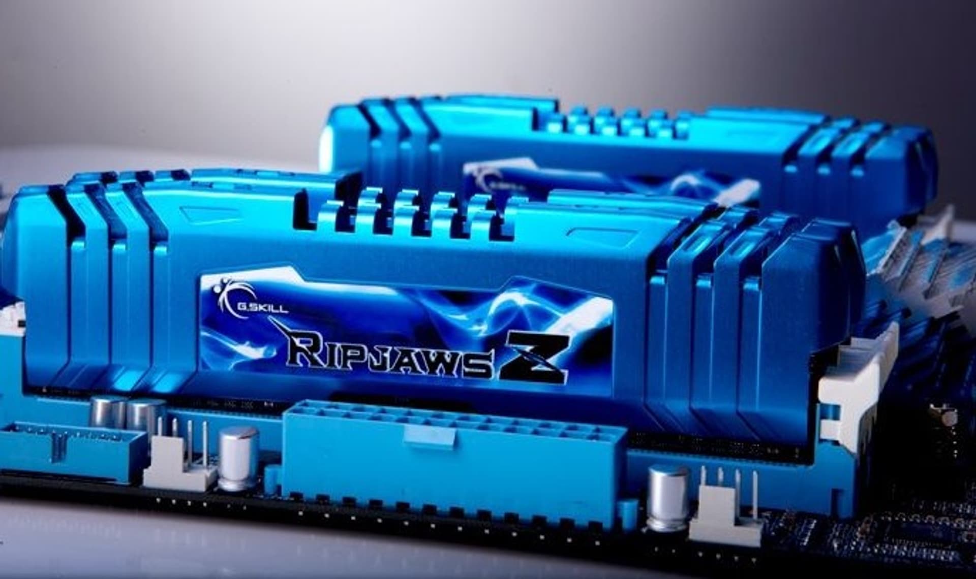 

Zestaw pamięci G.SKILL RipjawsZ F3-2400C11Q-32GZM (DDR3 DIMM; 4 x 8 GB; 2400 MHz; CL11)