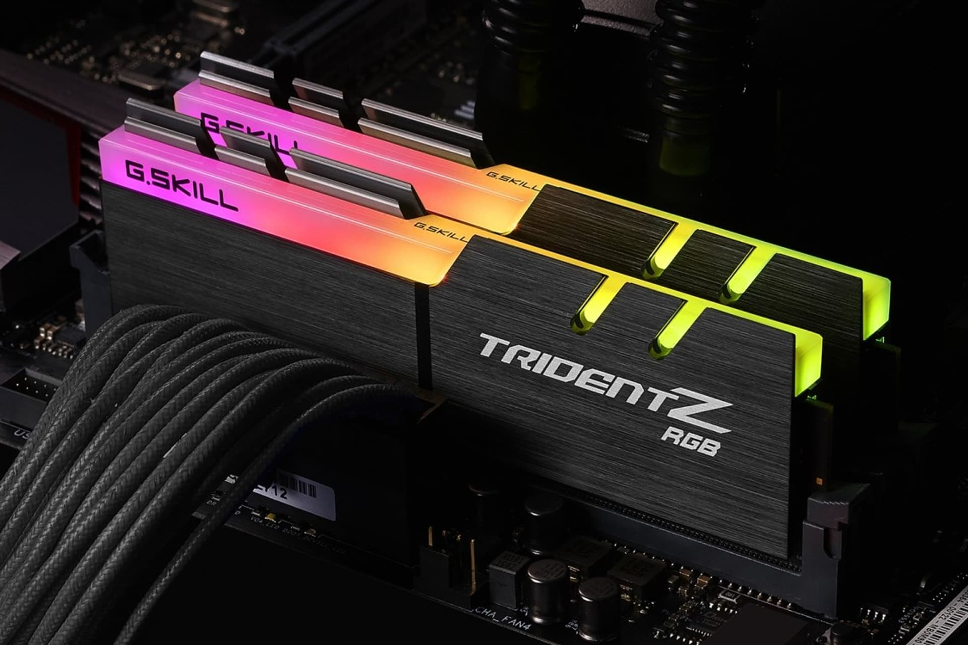 

Pamięć G.SKILL TridentZ RGB F4-3200C16D-16GTZR (DDR4 DIMM; 2 x 8 GB; 3200 MHz; CL16)