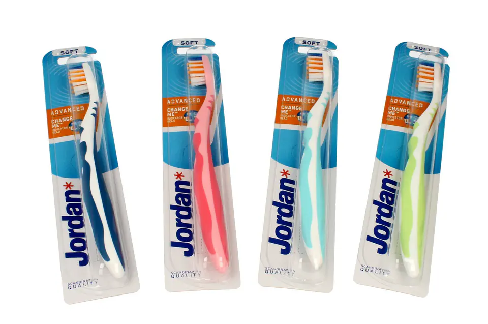 ⁨Jordan Toothbrush Advenced Soft- mix of colors⁩ at Wasserman.eu