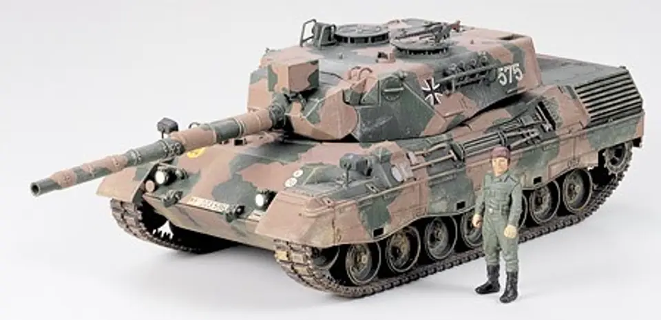 ⁨Plastic model West German Leopard A4⁩ at Wasserman.eu