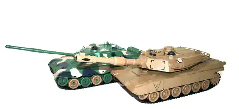 ⁨Ein Satz chinesischer Panzer vom Typ 96 und amerikanische M1A2⁩ im Wasserman.eu