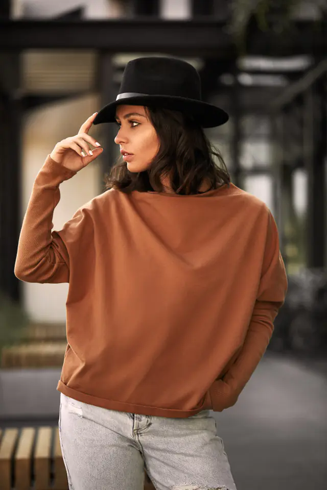 ⁨B094 Bluza z dekoltem z tyłu - kamel (kolor karmel, rozmiar L/XL)⁩ w sklepie Wasserman.eu