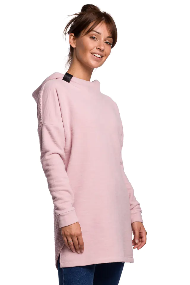⁨B176 Bluza z zaokrąglonym dołem i kapturem - pudrowa (kolor pudrowy róż, rozmiar L/XL)⁩ w sklepie Wasserman.eu