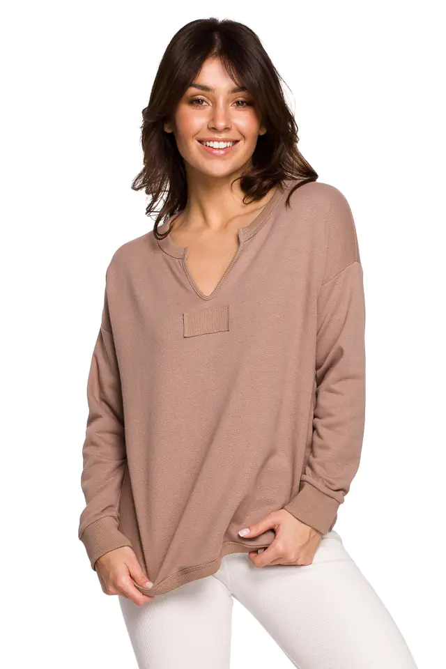 ⁨B225 Bluza z wycięciem w dekolcie - cappuccino (kolor Cappucino, rozmiar L)⁩ w sklepie Wasserman.eu