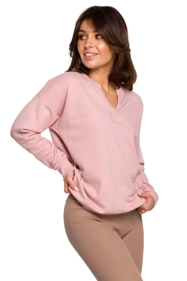 ⁨B225 Bluza z wycięciem w dekolcie - pudrowa (kolor pudrowy róż, rozmiar L)⁩ w sklepie Wasserman.eu