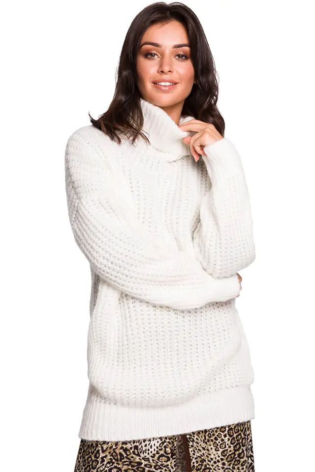 ⁨BK030 Długi sweter z golfem - biały (kolor white, rozmiar L/XL)⁩ w sklepie Wasserman.eu