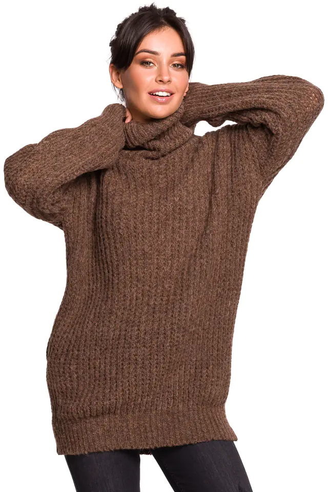 ⁨BK030 Długi sweter z golfem - karmelowy (kolor karmel, rozmiar L/XL)⁩ w sklepie Wasserman.eu