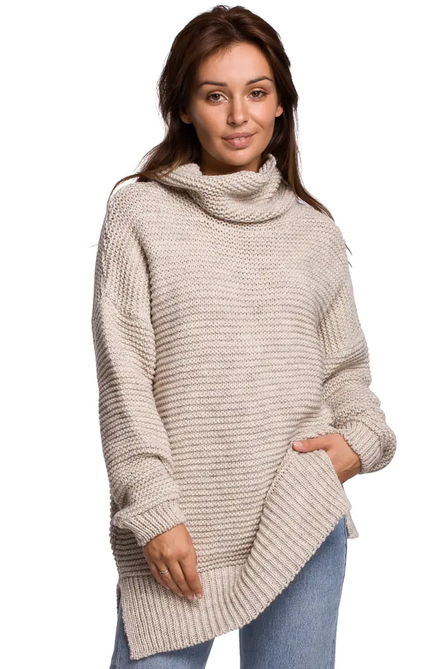 ⁨BK047 Sweter oversize z golfem - beżowy (kolor beż, rozmiar uni)⁩ w sklepie Wasserman.eu