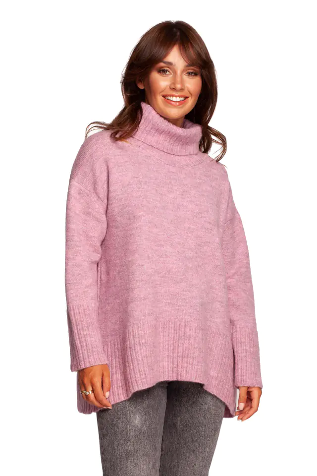 ⁨BK086 Sweter z golfem i rozcięciem z tyłu - pudrowy (kolor POWDER, rozmiar L/XL)⁩ w sklepie Wasserman.eu
