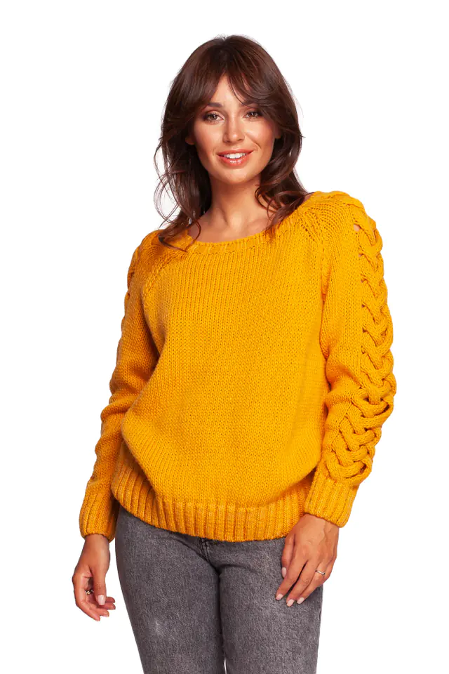 ⁨BK090 Sweter z szerokim dekoltem i warkoczem na rękawach - miodowy (kolor miodowy, rozmiar L/XL)⁩ w sklepie Wasserman.eu