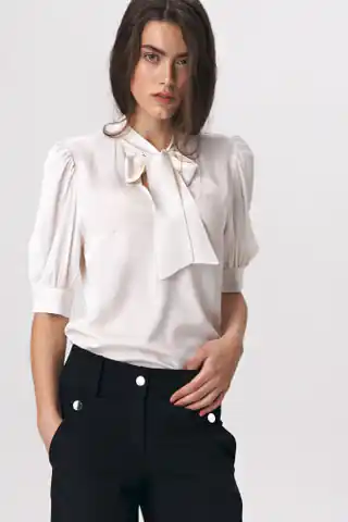 ⁨Elegancka bluzka ecru z wiązaniem na dekolcie - B107 (kolor ecru, rozmiar 34)⁩ w sklepie Wasserman.eu