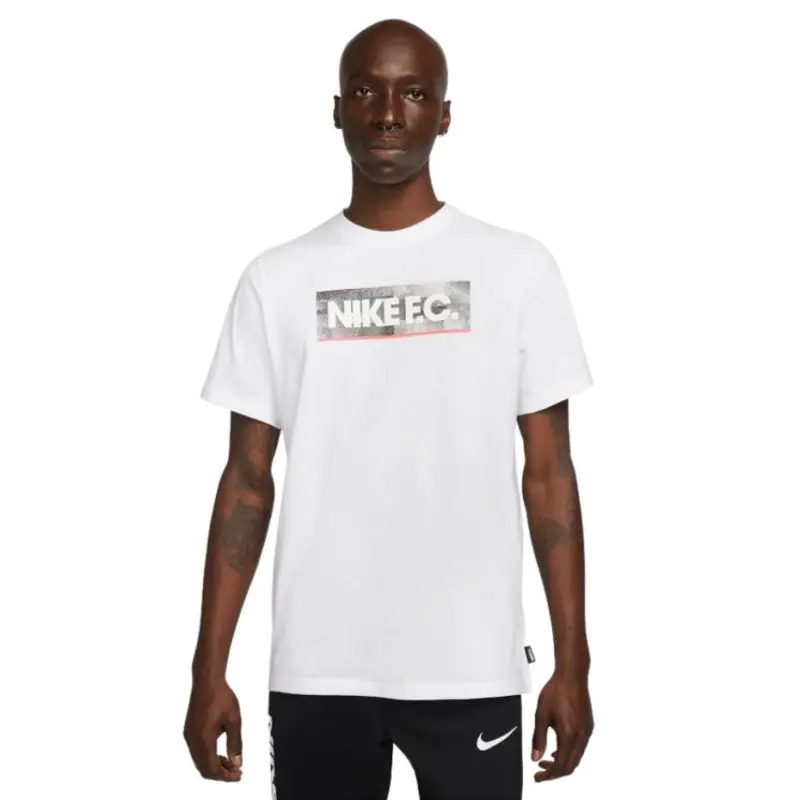 ⁨Koszulka Nike NK Fc Tee Seasonal Block M DH7444 (kolor Biały, rozmiar 2 XL)⁩ w sklepie Wasserman.eu