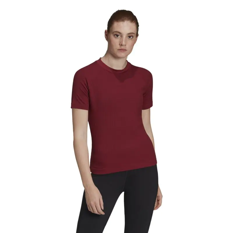 ⁨Koszulka adidas KARLIE KLOSS TEE W (kolor Czerwony, rozmiar XS)⁩ w sklepie Wasserman.eu