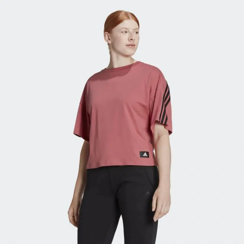 ⁨Koszulka adidas Sportswear Future Icons 3-Stripes Tee W (kolor Czerwony, rozmiar XS)⁩ w sklepie Wasserman.eu