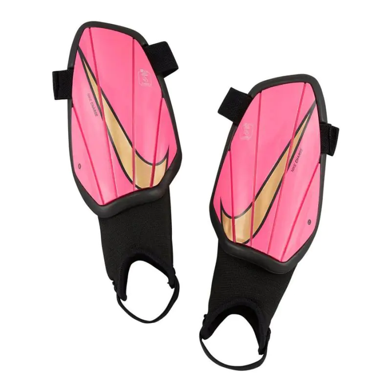 ⁨Ochraniacze piłkarskie Nike Charge Jr SP2165 (kolor Różowy, rozmiar L (170-180cm))⁩ w sklepie Wasserman.eu