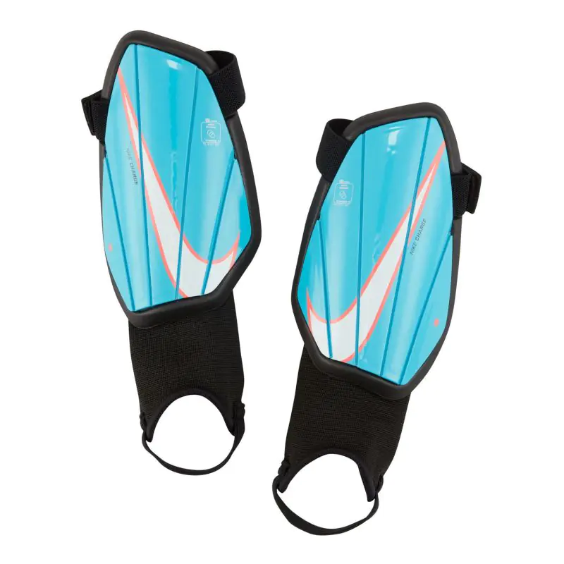 ⁨Ochraniacze piłkarskie Nike Charge Jr SP2165 (kolor Niebieski, rozmiar L (170-180cm))⁩ w sklepie Wasserman.eu