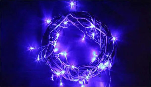 ⁨Lampki świąteczne 30 LED niebieskie 2,8m Joylight IP20 na baterie⁩ w sklepie Wasserman.eu