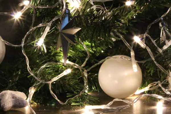 ⁨Lampki 10 LED ciepły biały 90cm Joylight IP20 na baterie⁩ w sklepie Wasserman.eu