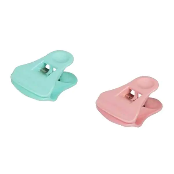 ⁨Two pastel color clips for closing bags⁩ at Wasserman.eu