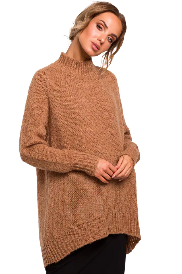 ⁨M468 Sweter półgolf z asymetrycznym dołem - kamelowy (kolor kamel, rozmiar L/XL)⁩ w sklepie Wasserman.eu