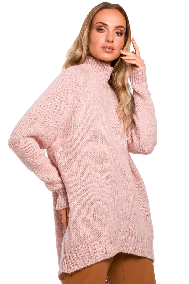 ⁨M468 Sweter półgolf z asymetrycznym dołem - pudrowy (kolor pudrowy róż, rozmiar L/XL)⁩ w sklepie Wasserman.eu