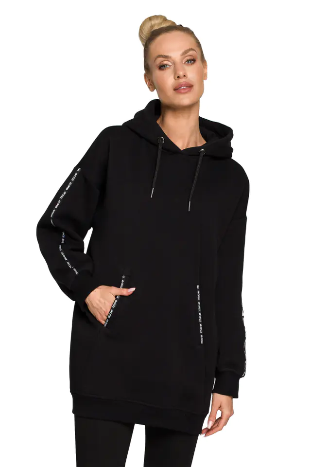 ⁨M696 Bluza z kapturem i ozdobnymi lampasami - czarna (kolor czarny, rozmiar L)⁩ w sklepie Wasserman.eu