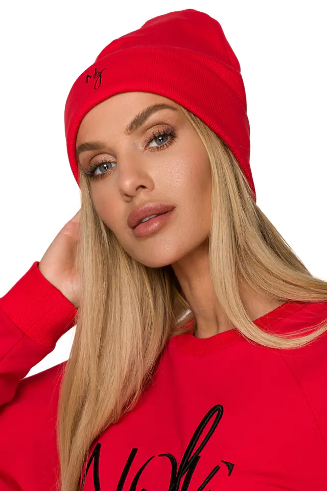 ⁨M709 Czapka beanie z haftem MOE GIRL - czerwona (kolor czerwony, rozmiar uni)⁩ w sklepie Wasserman.eu