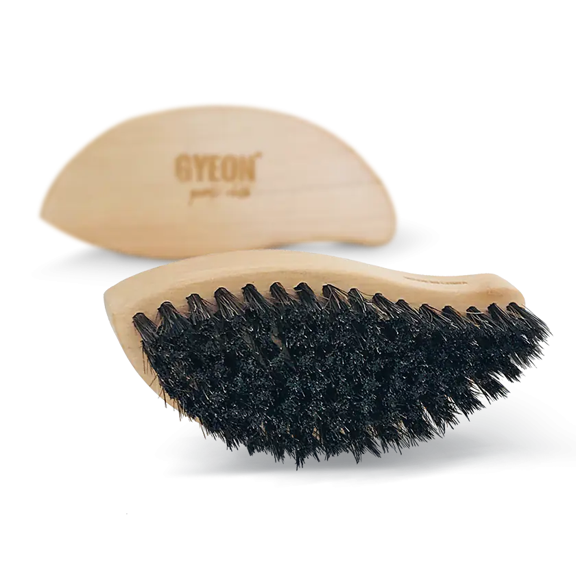 ⁨Gyeon Q2M LeatherBrush - szczoteczka do czyszczenia skóry⁩ w sklepie Wasserman.eu